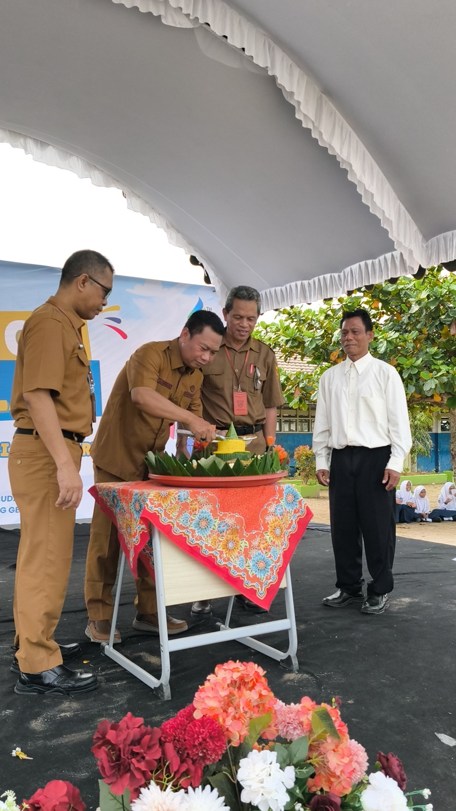 Foto Meriah dan Penuh Khidmat: Perayaan HUT SMPN 14 Samarinda Menjadi Momentum Penguatan Sinergi Pendidikan
