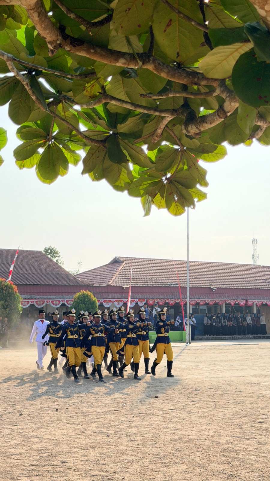 Foto Sejarah Baru ! Tangis Haru dan Bangga, Warnai Upacara Kemerdekaan Perdana Di Lapangan Sendiri