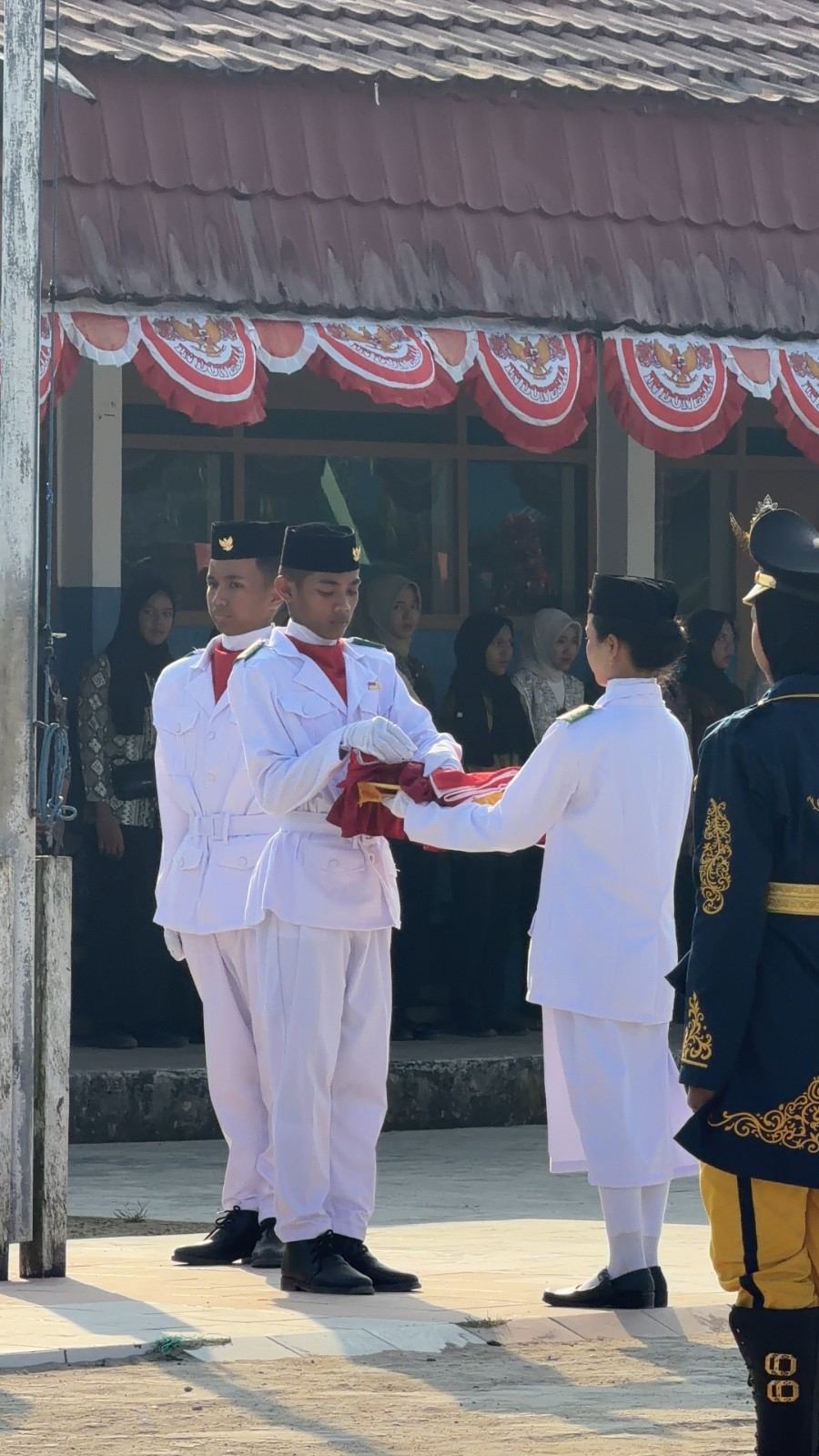 Foto Sejarah Baru ! Tangis Haru dan Bangga, Warnai Upacara Kemerdekaan Perdana Di Lapangan Sendiri