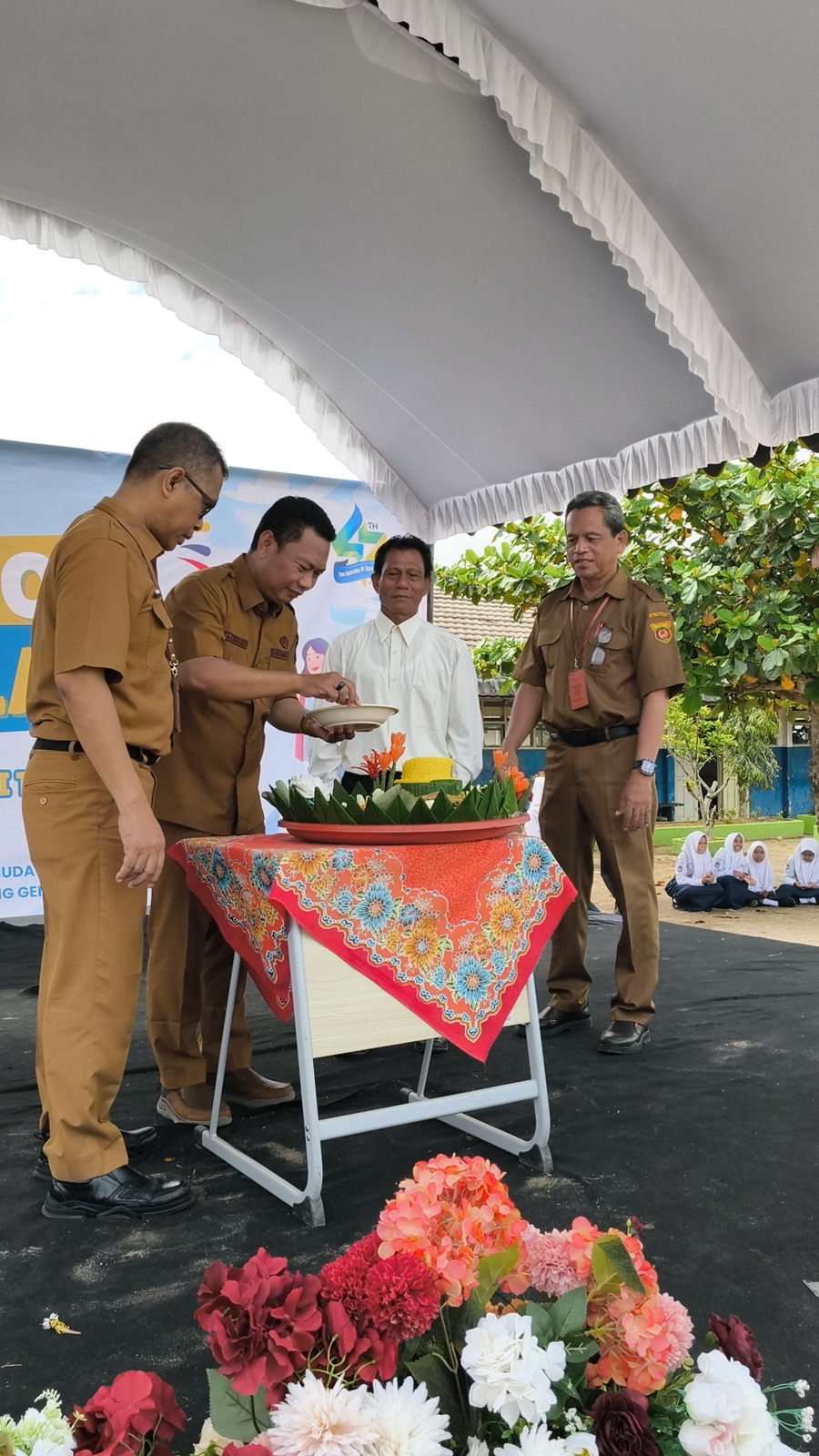 Foto Meriah dan Penuh Khidmat: Perayaan HUT SMPN 14 Samarinda Menjadi Momentum Penguatan Sinergi Pendidikan
