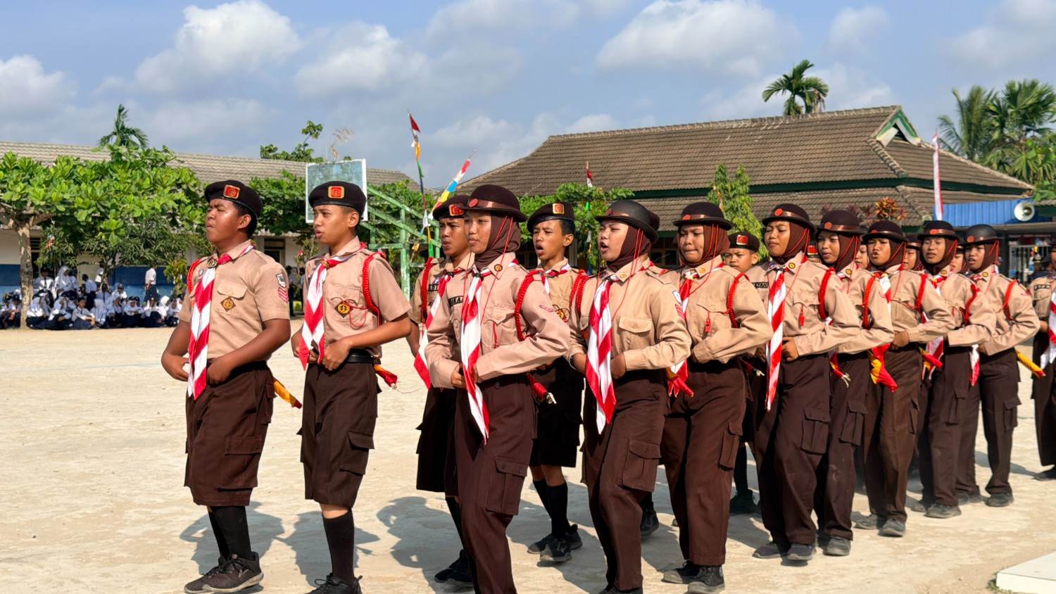 Foto Sejarah Baru ! Tangis Haru dan Bangga, Warnai Upacara Kemerdekaan Perdana Di Lapangan Sendiri