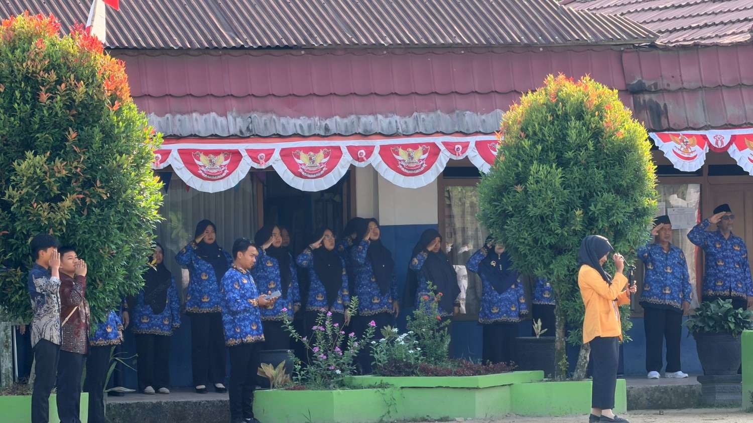 Foto Sejarah Baru ! Tangis Haru dan Bangga, Warnai Upacara Kemerdekaan Perdana Di Lapangan Sendiri