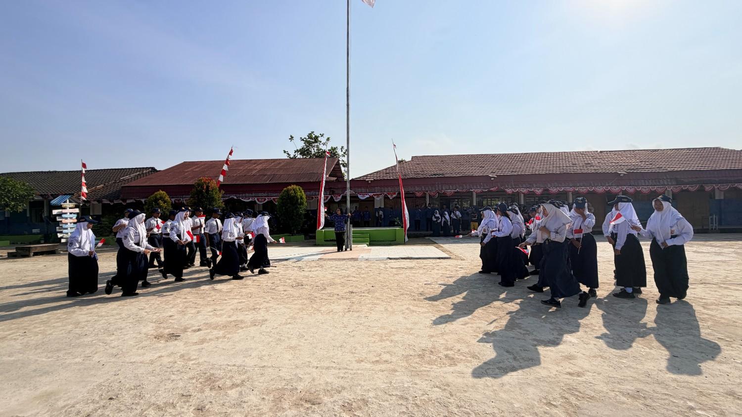 Foto Sejarah Baru ! Tangis Haru dan Bangga, Warnai Upacara Kemerdekaan Perdana Di Lapangan Sendiri